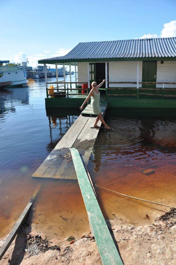 A entrada pouco pretensiosa do restaurante Leão da Amazônia, em Novo Airão - AM